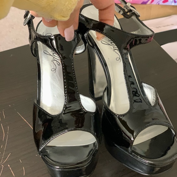 New FERGIE T STRAP HEEL SANDAL - Picture 2 of 8